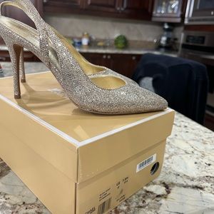 MICHEAL KORS WOMAN GOLD HEELS